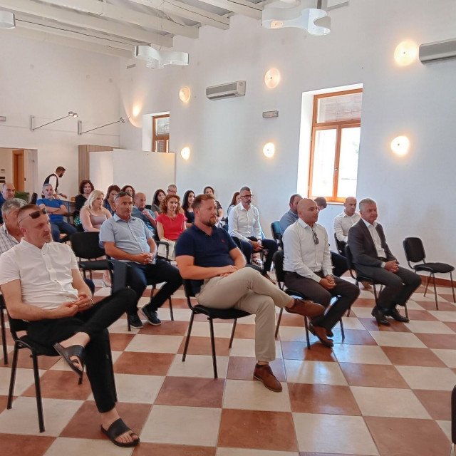 <p>Općinsko vijeće na svečanoj sjednici<br>