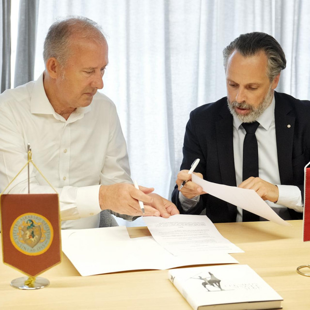 &lt;p&gt;Lukša Jakobušić i dr. Stipe Jukić potpisali su svečanu povelju&lt;/p&gt;