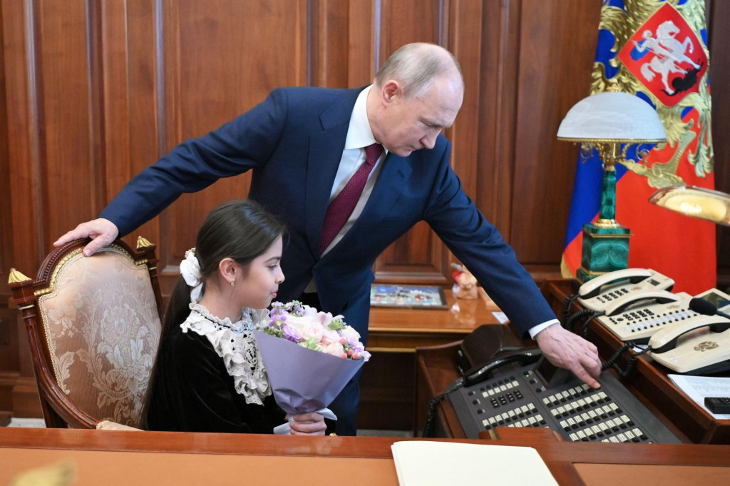 &lt;p&gt;Vladimir Putin s Raisat Akipovom, 8-godišnjom djevojčicom, za posjeta Dagestanu. Putin se pokušava predstaviti čovjekom iz naroda. Neće ići....&lt;/p&gt;