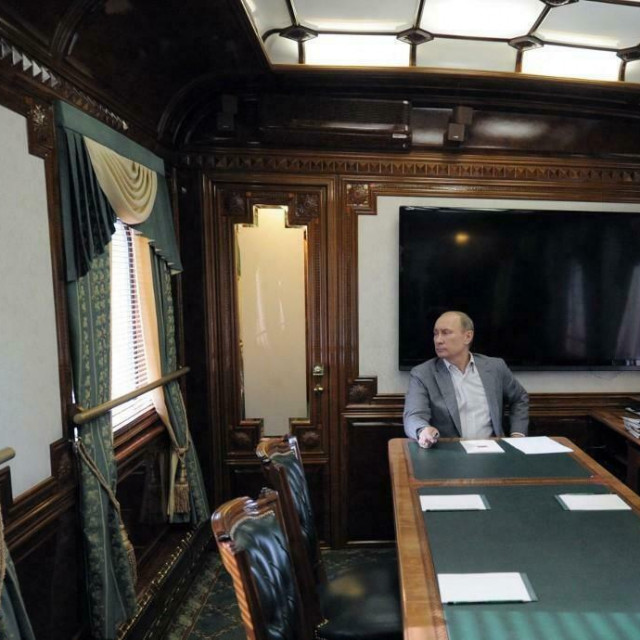 &lt;p&gt;Putin u svom uredu u blindiranom vlaku&lt;/p&gt;