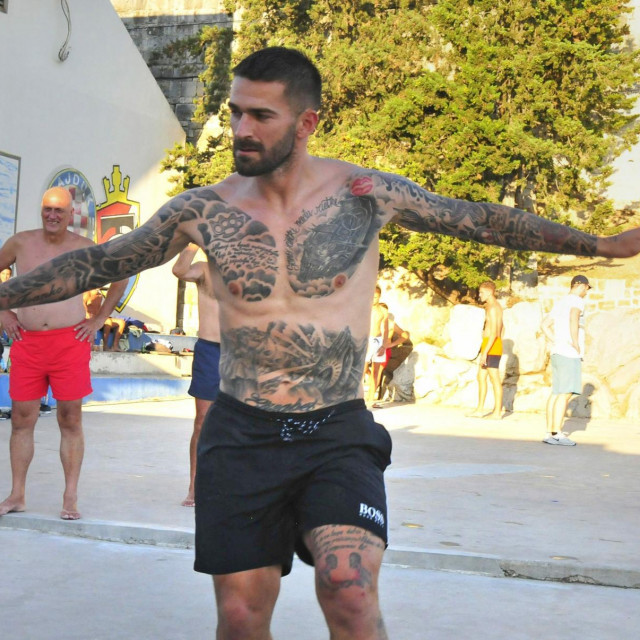 &lt;p&gt;Split, 200719.&lt;br&gt;
Plaza Jadran.&lt;br&gt;
Hrvatski reprezentativac s najvise tetovaza, Marko Livaja, uziva igrajuci mali balun na popularnom betonskom terenu sa skalinom.&lt;br&gt;