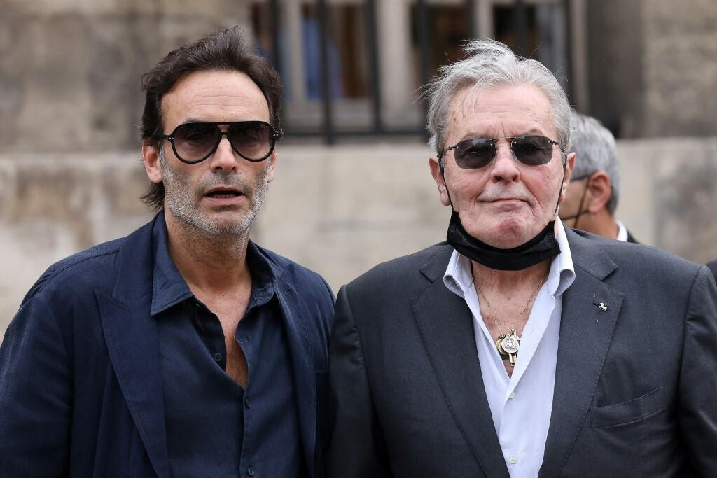 &lt;p&gt;Alain Delon i njegov sin Anthony Delon na pogrebu velikog francuskog glumca Jean-Paul Belmonda&lt;/p&gt;