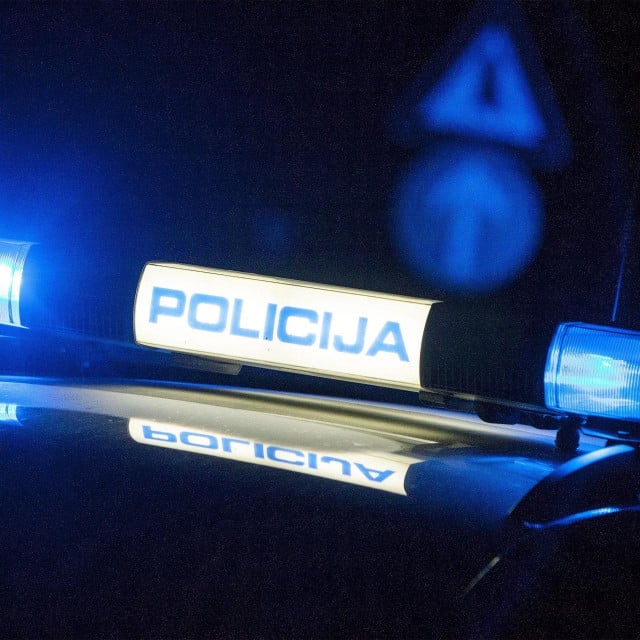 <p>Kupljenovo, 311015.<br>
Policija preusmjerava promet sa ceste D1 zbog sudara motociklista i osobnog vozila, prilikom kojeg je smrtno stradao motociklist.<br>
Na fotografiji: policija preusmjerava promet.<br>