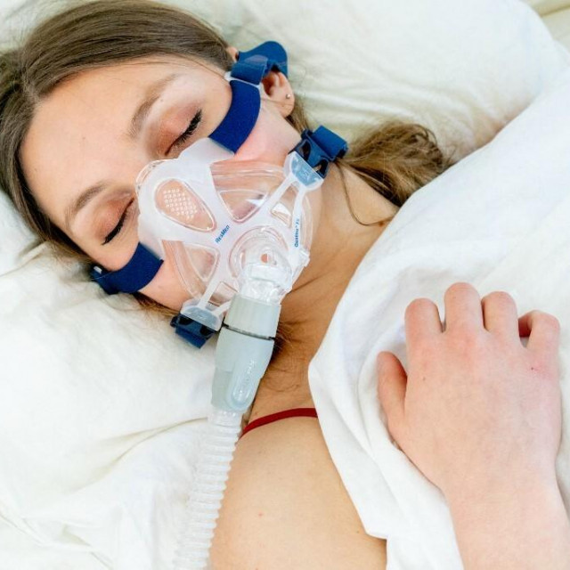&lt;p&gt;Pacijentica koja pati od sindroma opstruktivne apneje za vrijeme spavanja (OSAS) spojena na uređaj za stalni pozitivni tlak u dišnim putevima (CPAP)&lt;/p&gt;