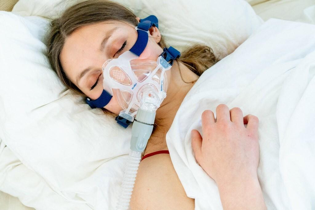 &lt;p&gt;Pacijentica koja pati od sindroma opstruktivne apneje za vrijeme spavanja (OSAS) spojena na uređaj za stalni pozitivni tlak u dišnim putevima (CPAP)&lt;/p&gt;