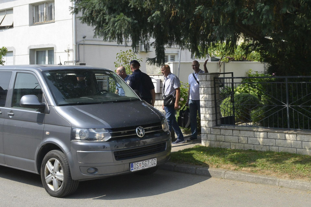 &lt;p&gt;Istražitelji ispred kuće suca Predraga Dragičevića&lt;/p&gt;