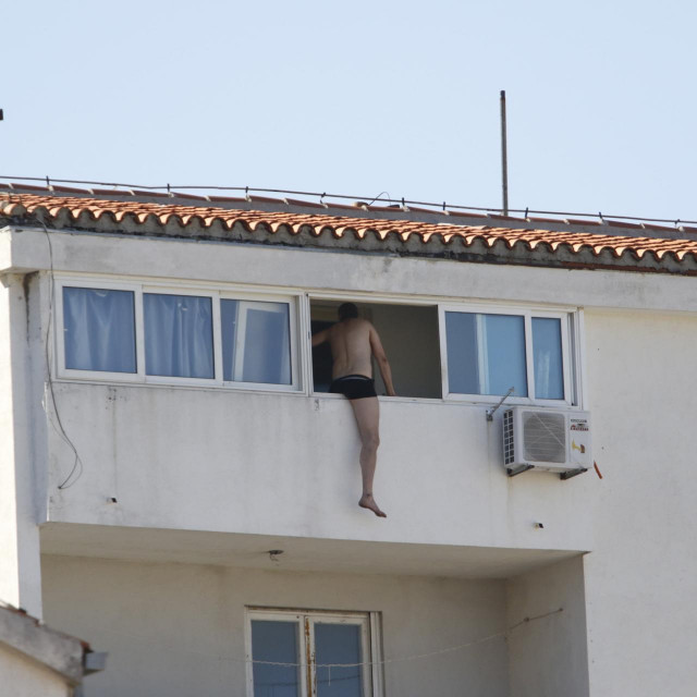 &lt;p&gt;Muškarac prijetio samoubojstvom skokom s balkona u Makarskoj&lt;/p&gt;

&lt;p&gt;&lt;br&gt;
 &lt;/p&gt;
