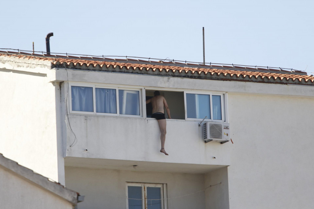 &lt;p&gt;Muškarac prijetio samoubojstvom skokom s balkona u Makarskoj&lt;/p&gt;

&lt;p&gt;&lt;br&gt;
 &lt;/p&gt;
