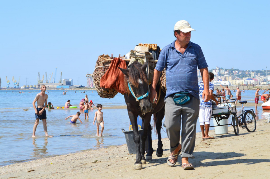 &lt;p&gt;Muškarac i magarac - turistička atrakcija na plaži u Draču&lt;/p&gt;