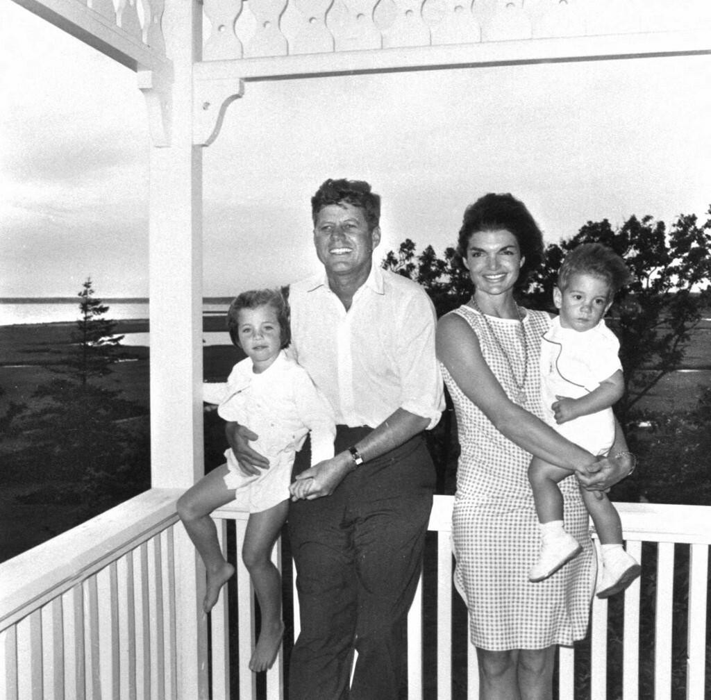 &lt;p&gt;John Fitzgerald Kennedy, Jackie i njihovo dvoje djece 1962. godine&lt;/p&gt;