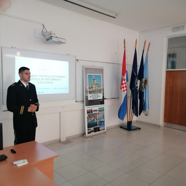 <p>Kadet Ernest Inkret prvi diplomant studija Vojno pomorstvo</p>