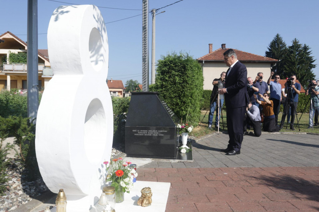 &lt;p&gt;Zoran Milanović kod spomen-obilježja ”Osmica” u spomen na osmero ubijene djece u Vitezu prije tri desetljeća&lt;/p&gt;