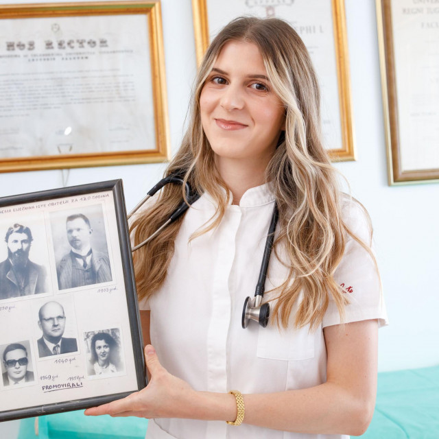&lt;p&gt;Dr. Ana Ćosić ponosno pokazuje svoje pretke iz duge obiteljske loze liječnika&lt;/p&gt;
