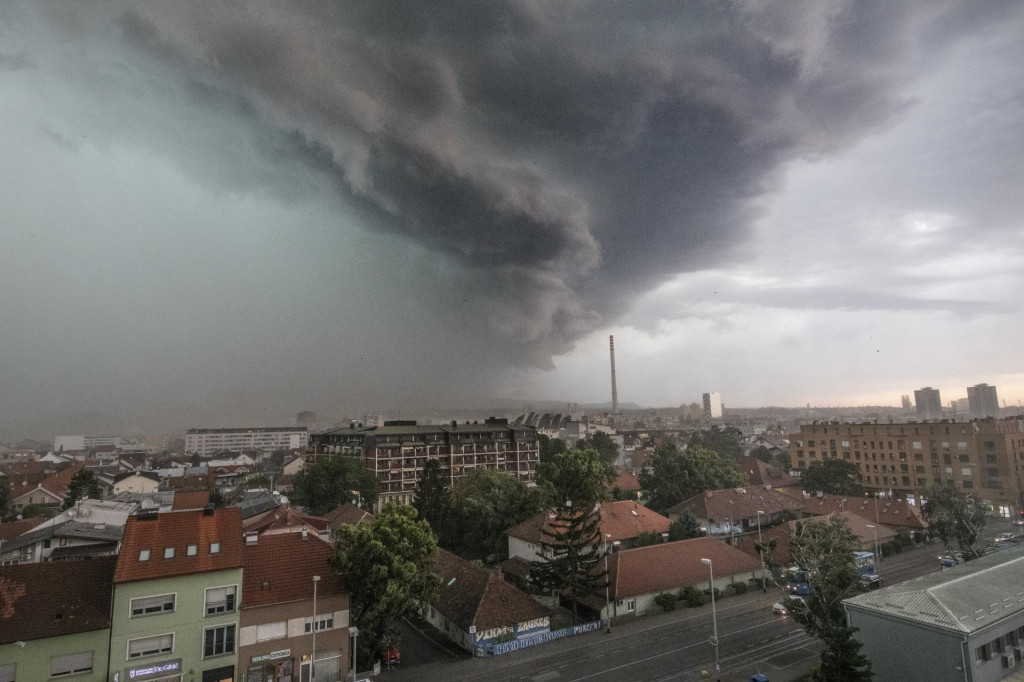 &lt;p&gt;Prijeteći oblak nad zagrebačkom Trešnjevkom neposredno prije oluje 19. srpnja&lt;/p&gt;