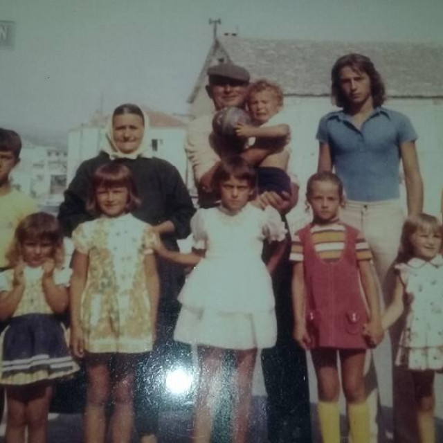 &lt;p&gt;Baba, dida i svi rođaci... 1973. u Primoštenu&lt;/p&gt;