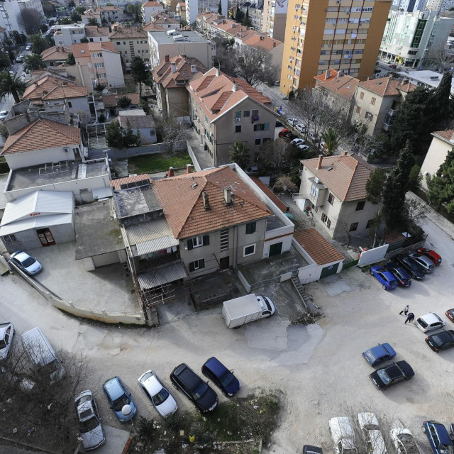 &lt;p&gt;Zemljani parking na kojem se spajaju Smiljanićeva i Tršćanska ulica čeka na asfaltiranje godinama&lt;/p&gt;