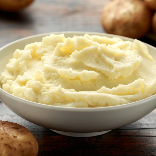 &lt;p&gt;Mashed potatoes in white bowl on wooden rustic table. Healthy food&lt;/p&gt;