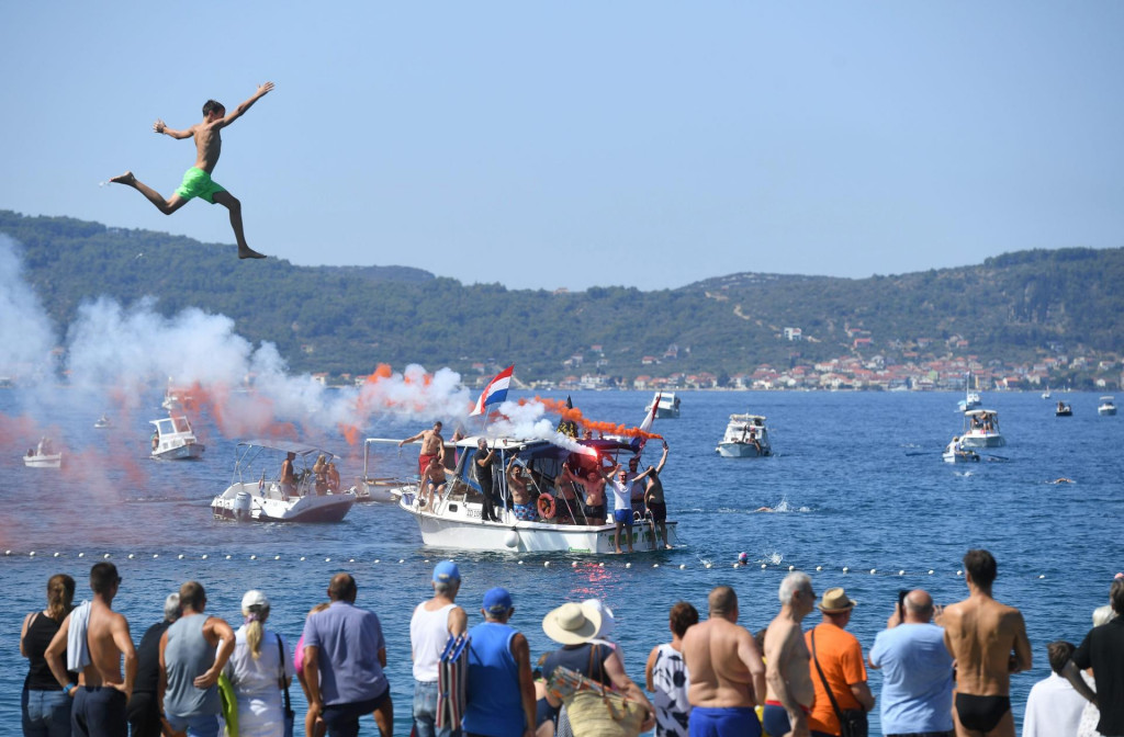 &lt;p&gt;Na jubilarnom 50. Plivackom maratonu Preko - Zadar prvi je na cilj stigao Grgo Mujan, clan tamosnjeg KDP-a Split. Na maratonu je plivao rekordan broj plivaca, njih vise od 250.&lt;/p&gt;