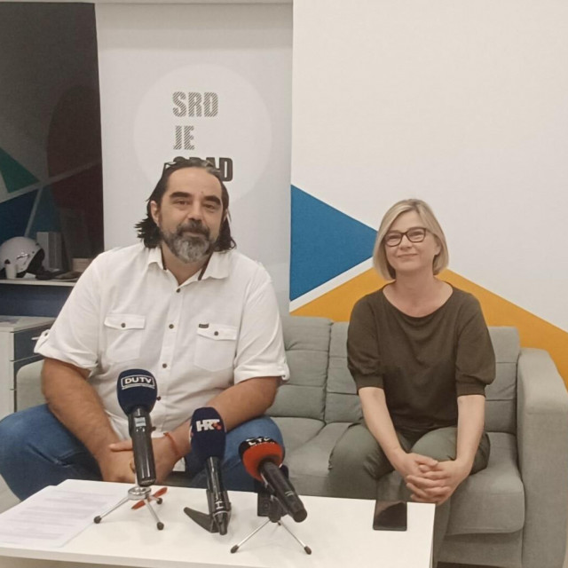 &lt;p&gt;Sandra Benčić Možemo i Marko Giljača Srđ je Grad na konferenciji za novinare&lt;/p&gt;