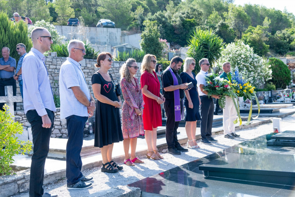 &lt;p&gt;Načelnica Vela Luke Katarina Gugić i predstavnici općine položili su vijenac na grob Olivera Dragojevića&lt;/p&gt;