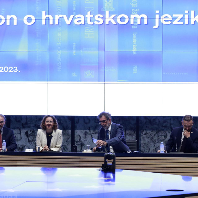 &lt;p&gt;Ministar Radovan Fuchs predstavlja prijedlog Zakona o hrvatskom jeziku.&lt;br&gt;
Na fotografiji: Nina Obljen Koržinek, Radovan Fuchs, Marin Piletić&lt;/p&gt;