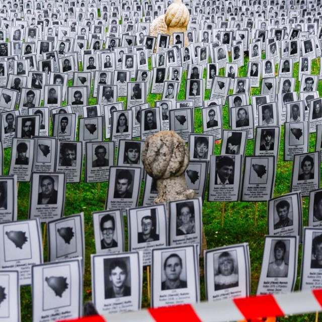 &lt;p&gt;Slike žrtava koje su ubili Srbi u Prijedoru izložene tijekom obilježavanja Dana bijelih traka u Sarajevu u Bosni i Hercegovini 31. svibnja 2019.&lt;/p&gt;