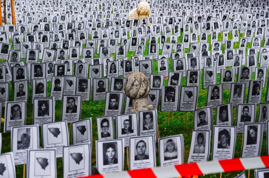 &lt;p&gt;Slike žrtava koje su ubili Srbi u Prijedoru izložene tijekom obilježavanja Dana bijelih traka u Sarajevu u Bosni i Hercegovini 31. svibnja 2019.&lt;/p&gt;