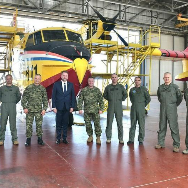 &lt;p&gt;Ministar Banožić s pripadnicima Protupožarne eskadrile u Zemuniku&lt;/p&gt;