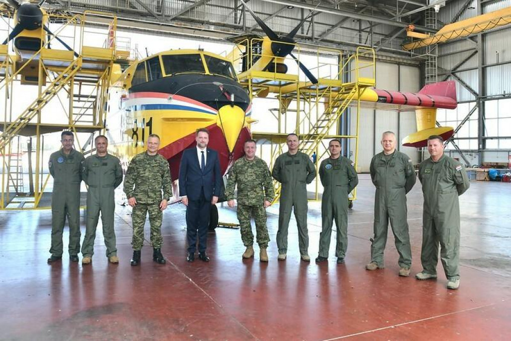 &lt;p&gt;Ministar Banožić s pripadnicima Protupožarne eskadrile u Zemuniku&lt;/p&gt;