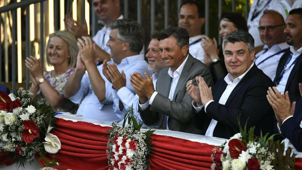 &lt;p&gt;Andrej Plenković, Gordan Jandroković, Borut Pahor i Zoran Milanović -  Pahor je 2022. došao u Sinj kao prvi inozemni državnik koji je pratio Sinjsku alku&lt;/p&gt;