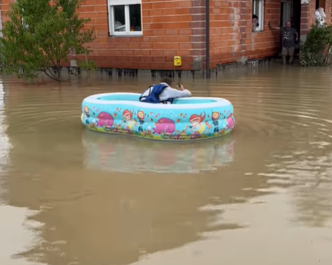 Slobodna Dalmacija Iri Se Snimka Ovjeka Nakon Poplave Vesla U