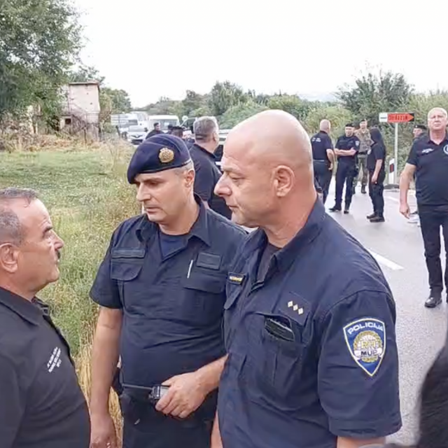 &lt;p&gt;Marko Skejo (lijevo) u razgovoru s policijskim službenicima na punktu kod Knina&lt;/p&gt;