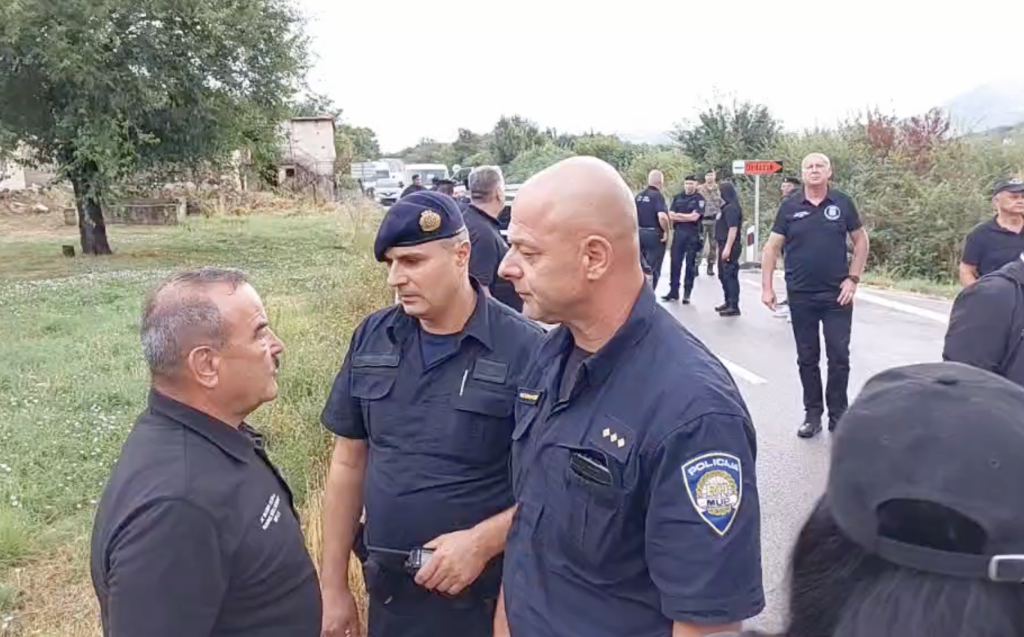 &lt;p&gt;Marko Skejo (lijevo) u razgovoru s policijskim službenicima na punktu kod Knina&lt;/p&gt;