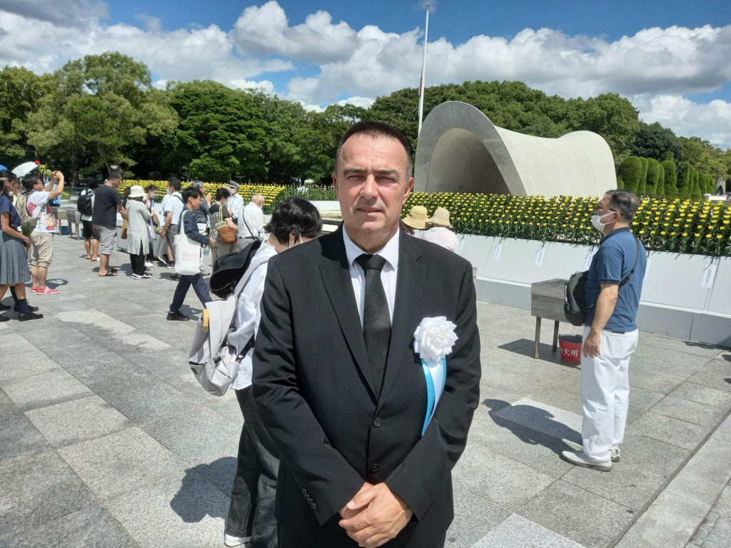 &lt;p&gt;Ivan Knez na komemoraciji žrtvama atomske bombe u Parku mira u Hirošimi&lt;/p&gt;
