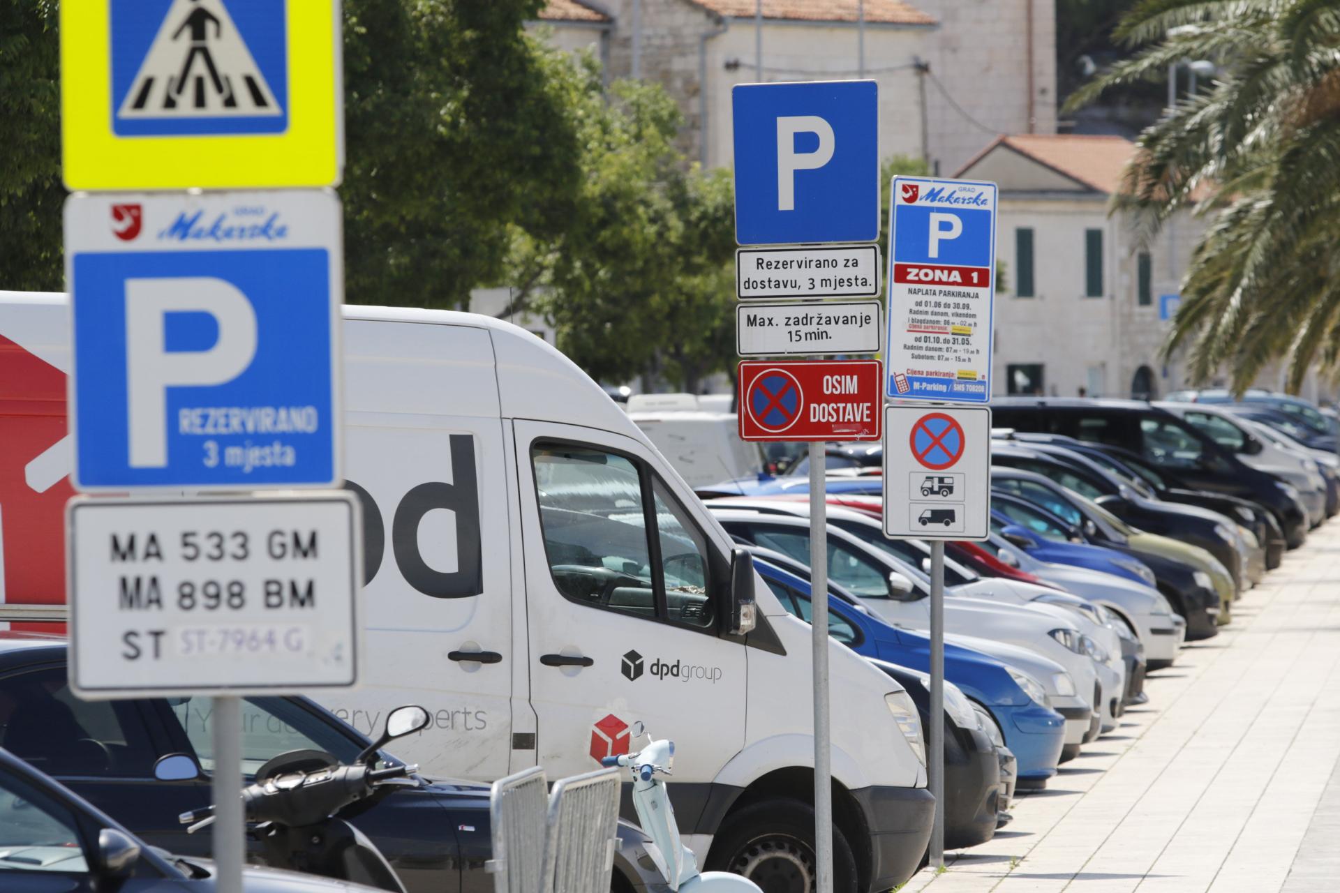 Slobodna Dalmacija - Makarske ulice pred pucanjem; periferija puna apartmana gura svoje goste u centar grada - u automobilima!?