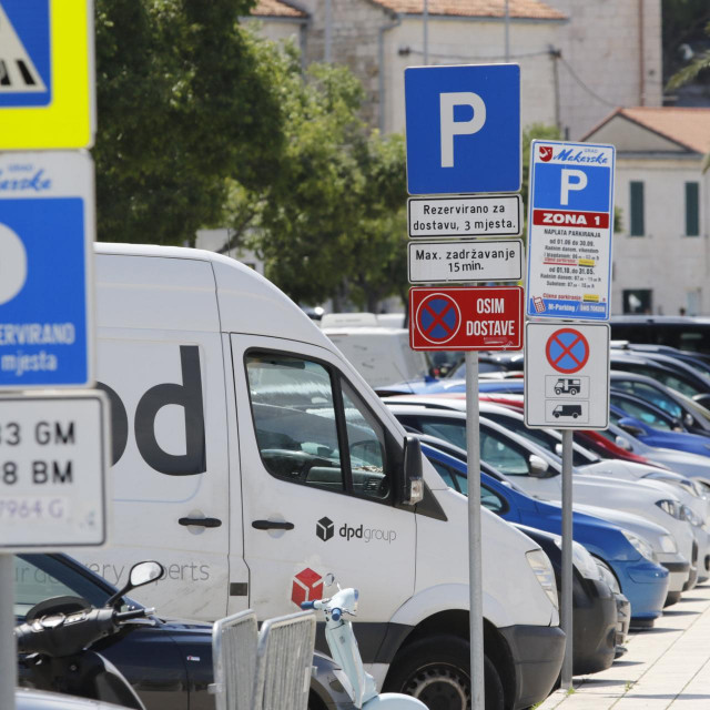 &lt;p&gt;Unatoč ‘paprenoj‘ cijeni od četiri eura po satu, sva parkirališna mjesta na rivi popunjena su u svakom trenutku&lt;/p&gt;