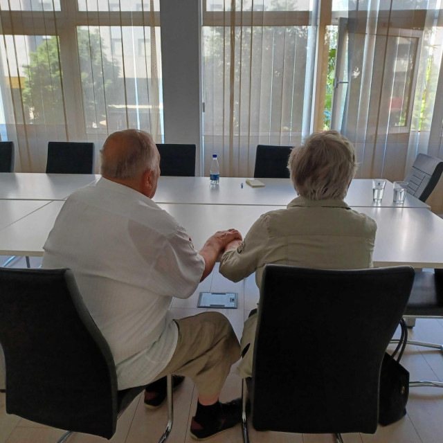 &lt;p&gt;Baka (80) i djed (84) u našoj redakciji: ‘Mi našeg unuka volimo, želimo da osjeti tu ljubav, želimo da zna da ga je netko htio, da ima obitelj‘&lt;/p&gt;