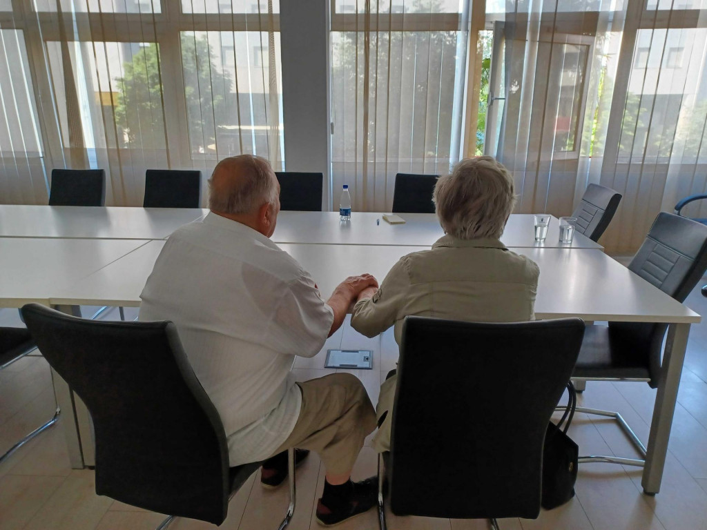 &lt;p&gt;Baka (80) i djed (84) u našoj redakciji: ‘Mi našeg unuka volimo, želimo da osjeti tu ljubav, želimo da zna da ga je netko htio, da ima obitelj‘&lt;/p&gt;