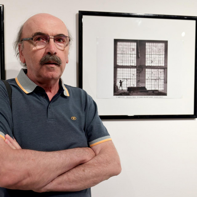 <p>Zvonko Radičanin pored pobjedničke fotografije<br>
&nbsp;</p>