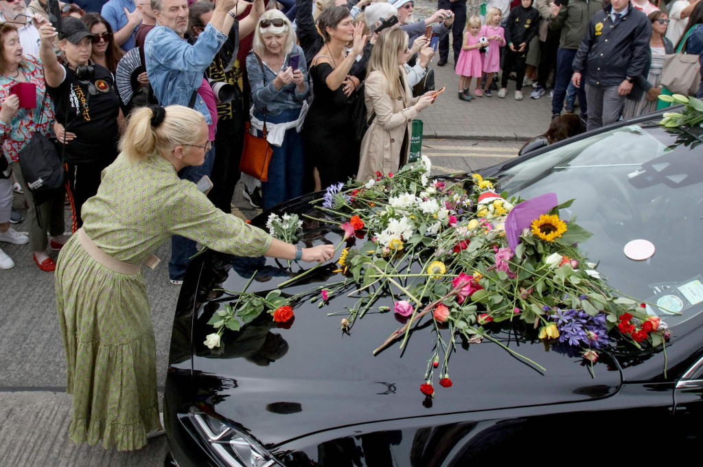 &lt;p&gt;People lay flowers and tributes on the hearse during the funeral procession of late Irish singer Sinead O‘Connor, outside the former home in Bray, eastern Ireland, ahead of her funeral on August 8, 2023. A funeral service for Sinead O‘Connor, the outspoken singer who rose to international fame in the 1990s, is to be held on Tuesday in the Irish seaside town of Bray. (Photo by PAUL FAITH/AFP)&lt;/p&gt;