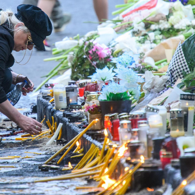 &lt;p&gt;Cvijeće i svijeće pred Osnovnom školom Vladislav Ribnikar u danima nakon masakra u njoj&lt;/p&gt;