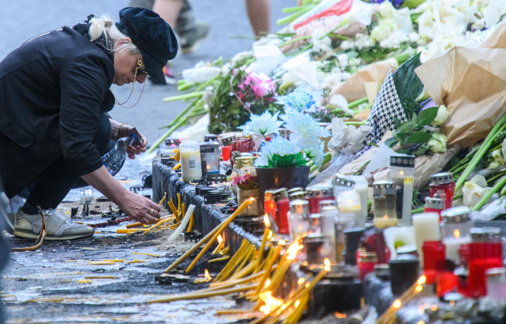 &lt;p&gt;Cvijeće i svijeće pred Osnovnom školom Vladislav Ribnikar u danima nakon masakra u njoj&lt;/p&gt;
