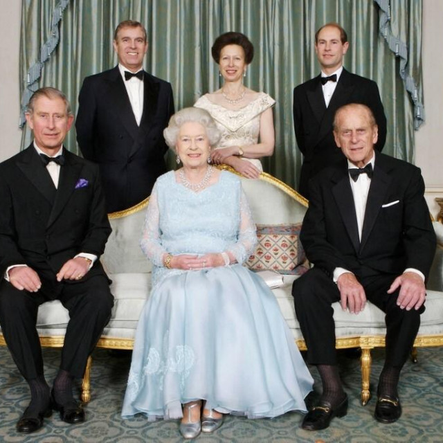 &lt;p&gt;Kraljica Elizabeth II., njezin suprug princ Philip i njihova djeca pric Charles, princ Edward, princeza Anne i princ Andrew&lt;/p&gt;