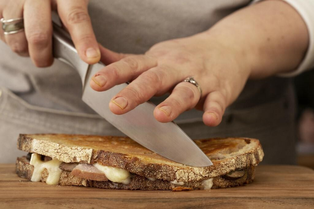 &lt;p&gt;Rezanje sendviča popola za neke je zahtjevna radnja koja košta dva eura (ilustracija)&lt;/p&gt;