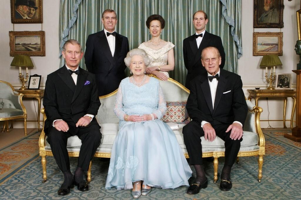 &lt;p&gt;Kraljica Elizabeth II., njezin suprug princ Philip i njihova djeca pric Charles, princ Edward, princeza Anne i princ Andrew&lt;/p&gt;