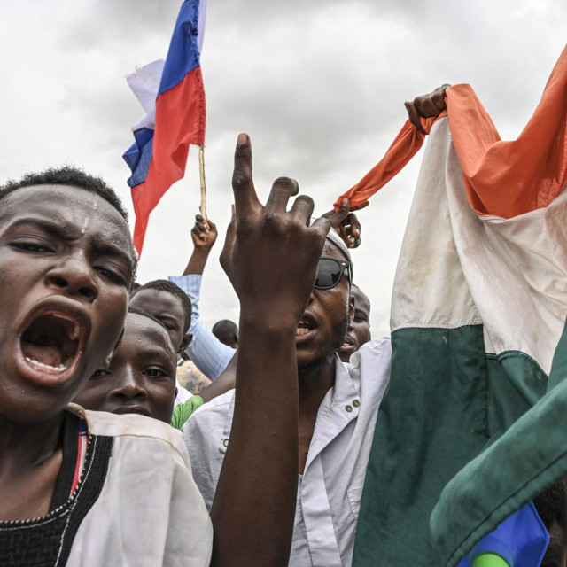 &lt;p&gt;Pristaše nigerskog Nacionalnog vijeća za zaštitu domovine (CNSP) mašu ruskom i nigerskom zastavom  na prosvjedima u Niameyu, u blizini francuske zračne baze &lt;/p&gt;
