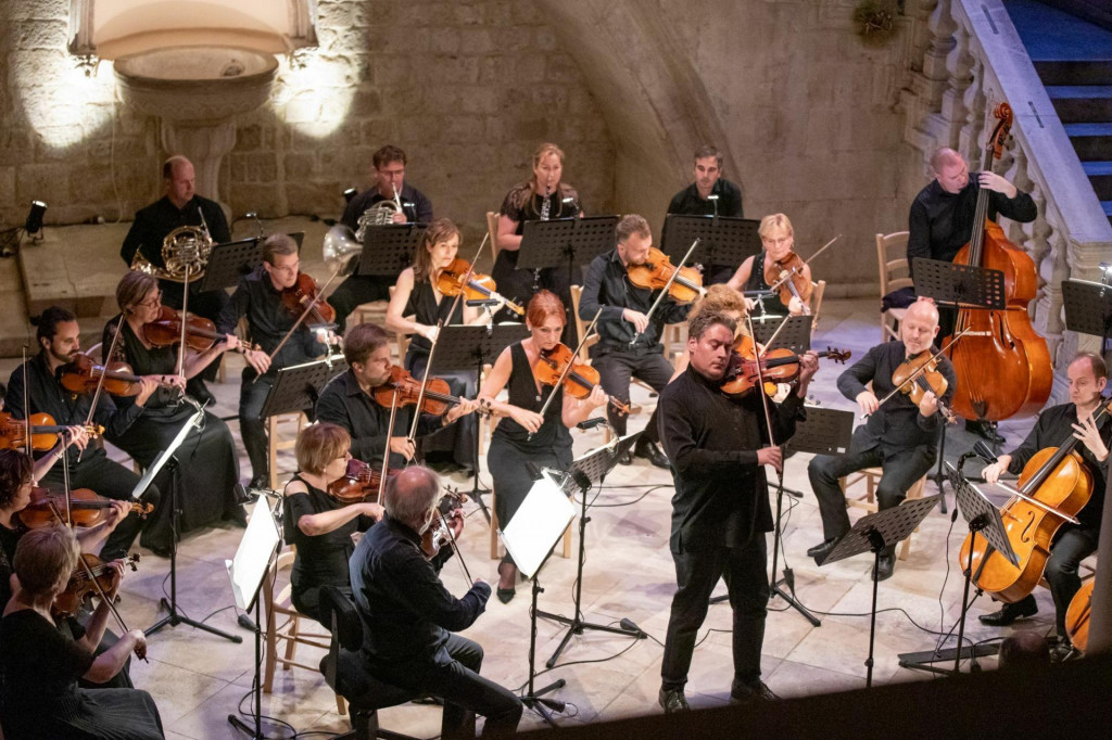 &lt;p&gt;Kristóf Baráti nastupio je u atriju Kneževa dvora s Komornim orkestrom Mendelssohn&lt;/p&gt;