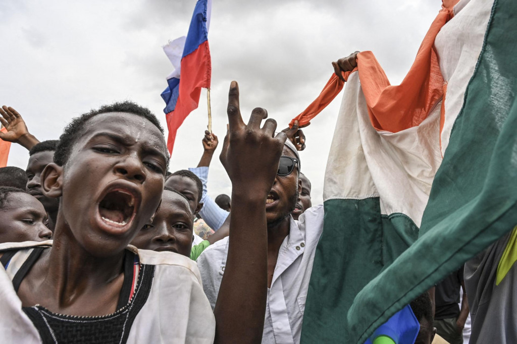 &lt;p&gt;Pristaše nigerskog Nacionalnog vijeća za zaštitu domovine (CNSP) mašu ruskom i nigerskom zastavom  na prosvjedima u Niameyu, u blizini francuske zračne baze &lt;/p&gt;
