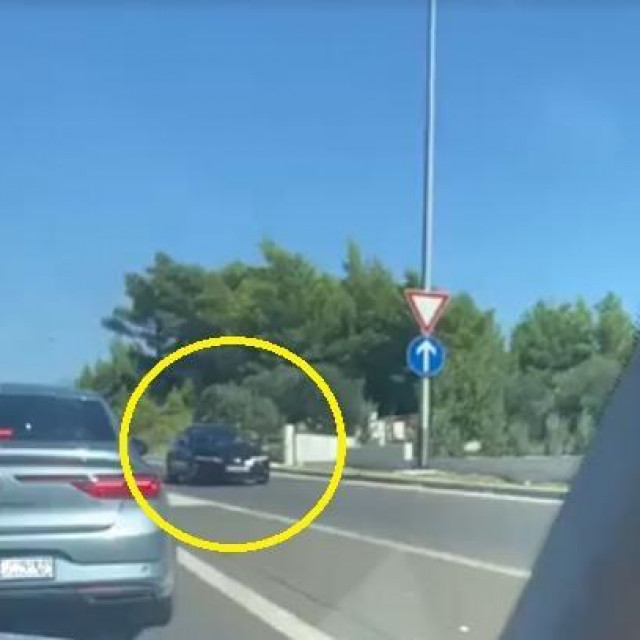 &lt;p&gt;Vozač u pogrešnom smjeru na cesti između Splita i Trogira.&lt;/p&gt;
