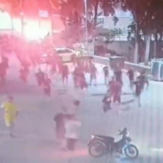 &lt;p&gt;Grčki portal ERT News prenio je novu snimku krvavih sukoba navijača ispred stadiona AEK-a u Aten&lt;/p&gt;